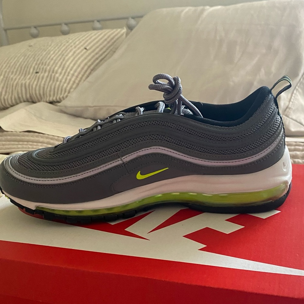BRAND NEW NEVER WORN NIKE AIR MAX
